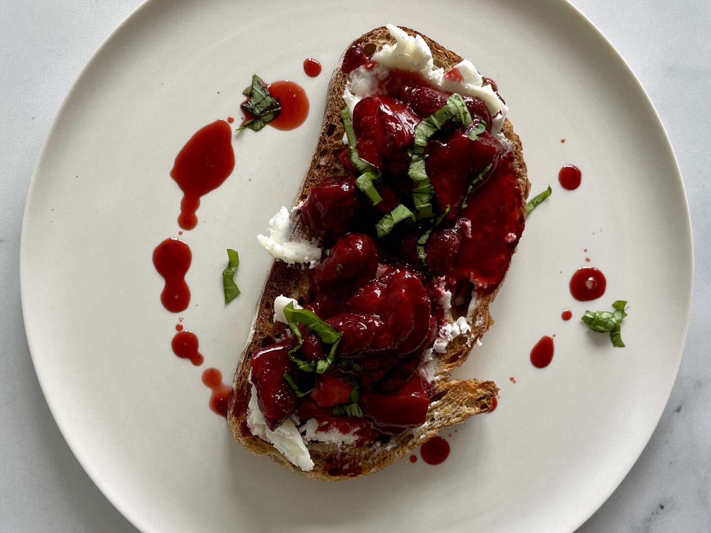 Ovnsbakte jordbær med honning og balsamico