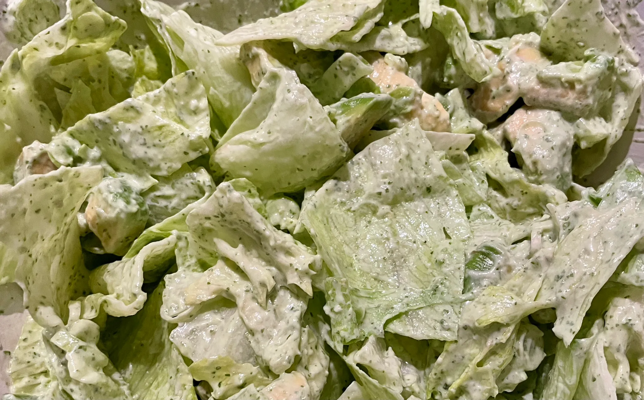 Frisk salat med koriander- og yoghurtdressing