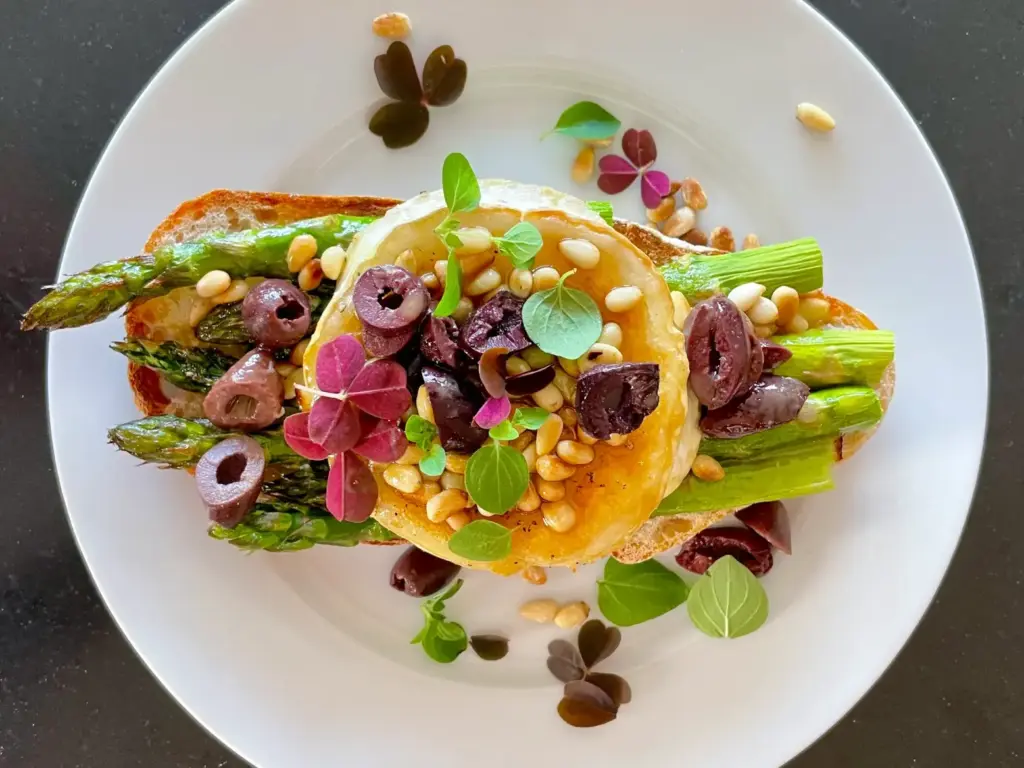 Grillet asparges og chevre med hvit balsamico- og honningdressing