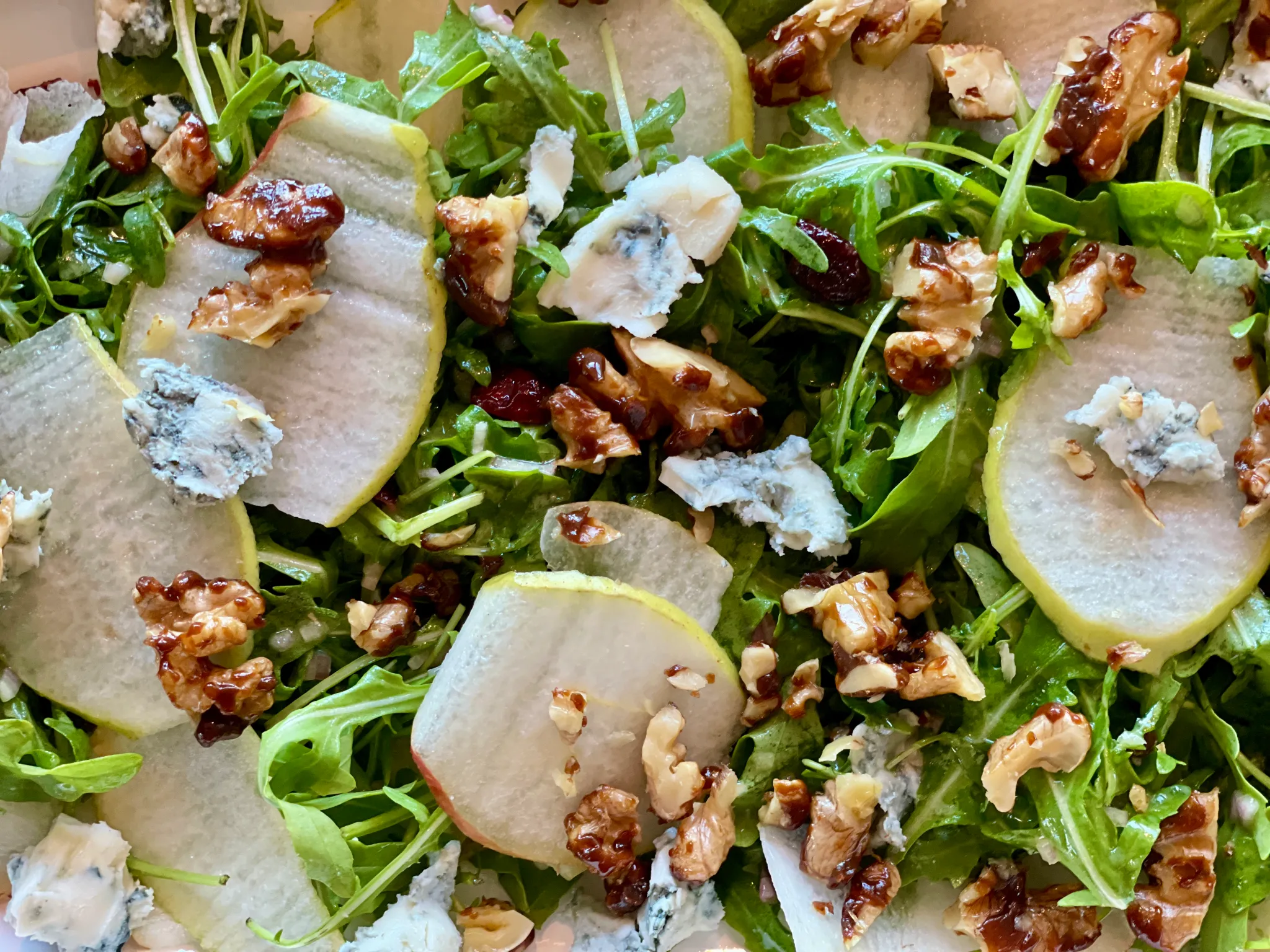 Ruccolasalat med pære, Gorgonzola og valnøttcrunch