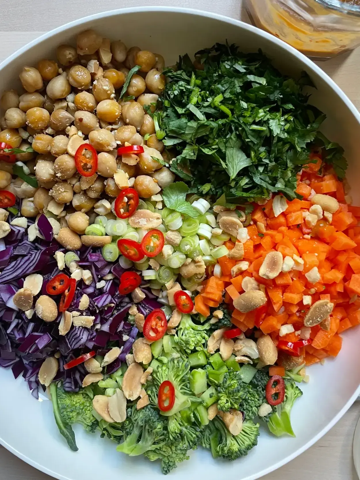 Chopped salad med thai-inspirert peanøttdressing