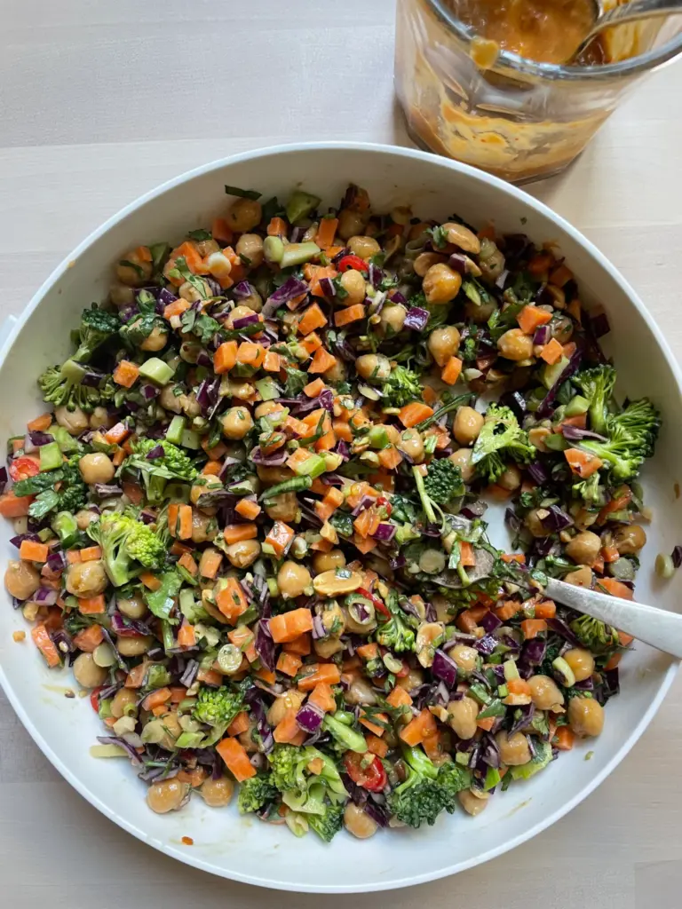 Chopped salad med thai-inspirert peanøttdressing