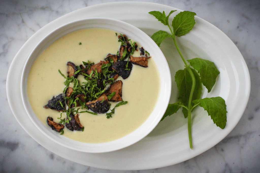 Jordskokksuppe med ovnsbakt hvitløk og sopp