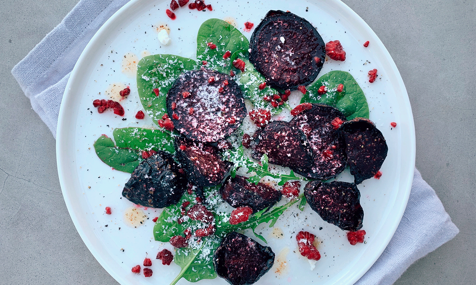 Rødbeter med brunet smør, chevre og bringebær