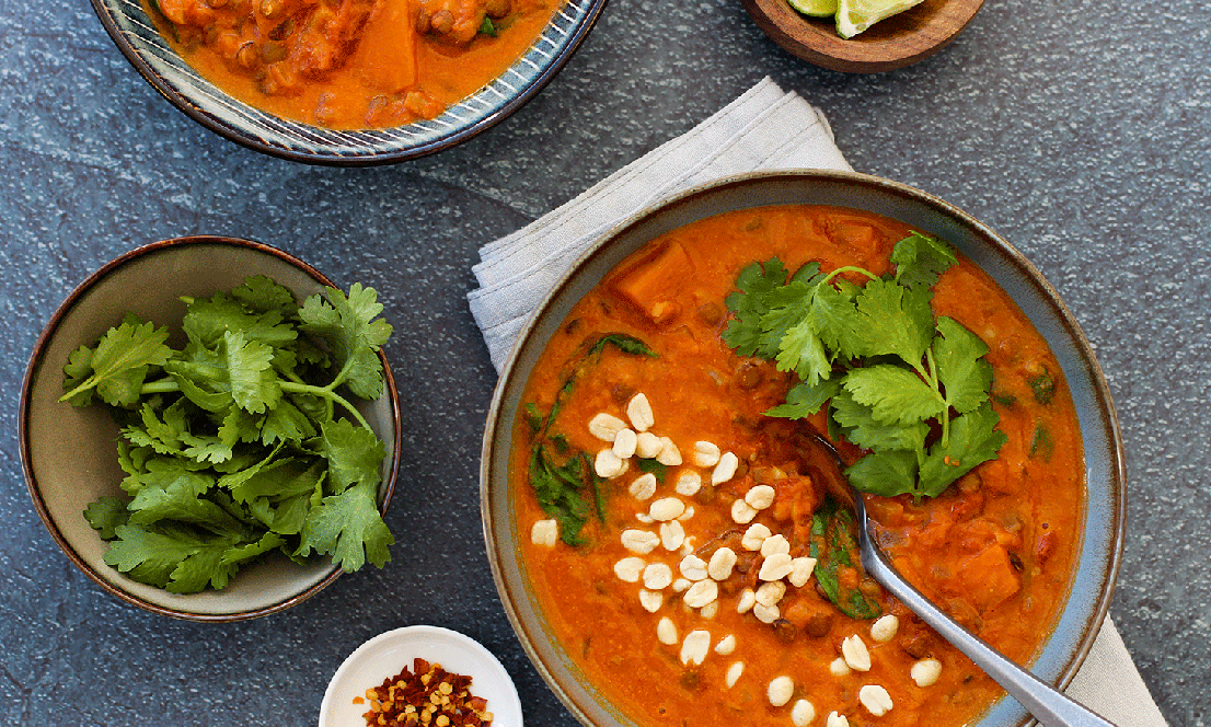 Søtpotetcurry med linser og peanøttsmør